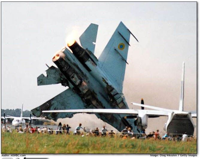 spectacle-aerien-tragique-un-avion-de-chasse-secrase-sur-une-foule-en-ukraine-93-morts/00-27crashing-su-2779848-jpg.jpeg