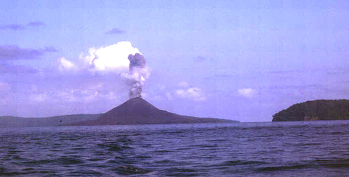 le-krakatau-volcan-dindonesie-explose/indonesie-krakatau-panache-de-loin272727-jpg.jpeg