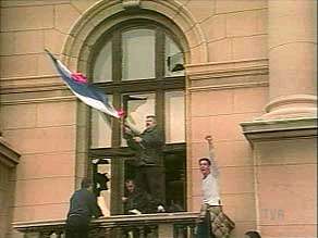 en-yougoslavie-victoire-de-vojislav-kostunica/les-yougoslaves-en-liesse2633-jpg.jpeg
