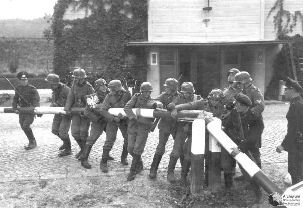 lallemagne-nazie-envahit-la-pologne/poland-invasion-1939-09-0122-jpg.jpeg