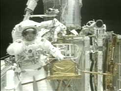 les-astronautes-de-columbia-terminent-linstallation-des-nouveaux-panneaux-solaires-sur-hubble/columbia-hubble48899.jpg