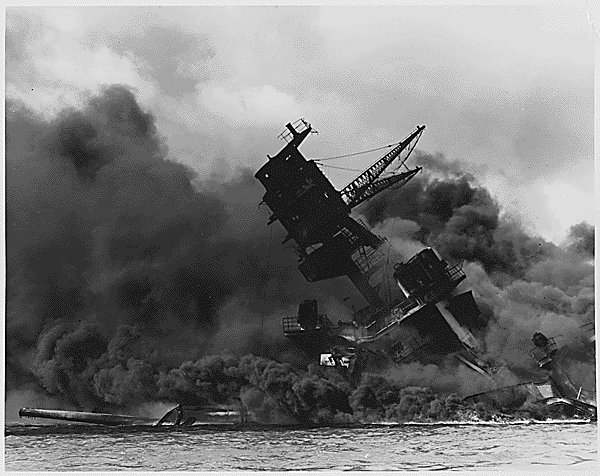 les-japonais-attaquent-pearl-harbor/ussarizonapearlharbor-gr39.jpg