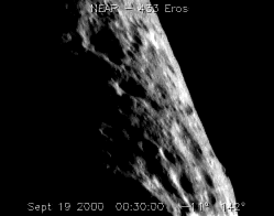 un-asteroide-frole-la-terre/asteroide-eros-survole-par-sonde-near.gif