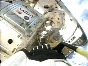 troisieme-et-derniere-sortie-dans-lespace-pour-les-astronautes-dendeavour/endeavour-sortie5.jpg