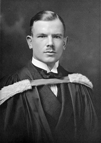le-canadien-norman-bethune-inaugure-la-premiere-unite-mobile-de-transfusion-sanguine-durant-la-guerre-despagne/norman-bethune-graduation-1922.jpg
