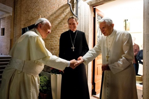 le-nouveau-pape-et-le-pape-emerite-se-souhaitent-les-meilleurs-vux/clip-image015.jpg