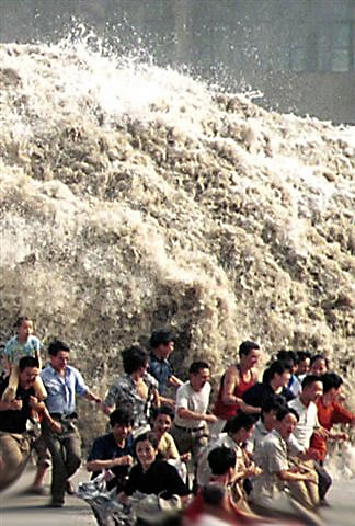 un-tsunami-gigantesque-ravage-les-cotes-de-locean-indien/tsunami-441.jpg