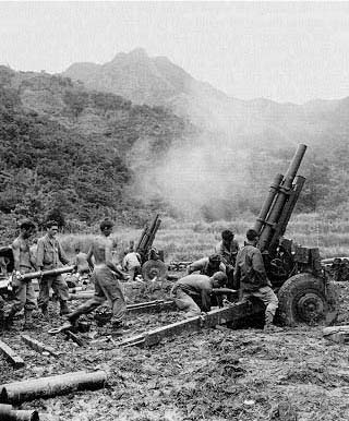 les-troupes-americaines-debarquent-a-lucon-la-plus-grande-ile-des-philippines/howitzer105-239.jpg