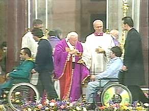 le-pape-celebre-la-journee-internationale-pour-les-handicapes-entoure-de-15-000-fideles/pape-handicape.jpg