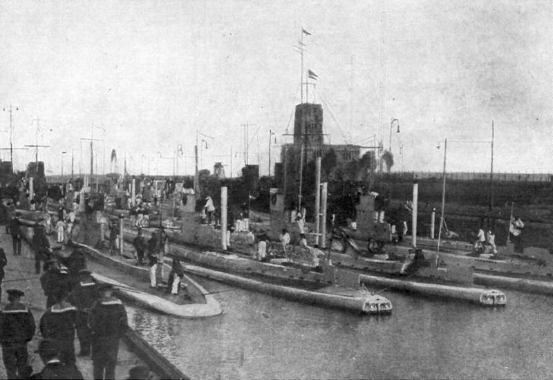 lallemagne-lance-ses-sous-marins-u-boote-dans-latlantique/u-boats-at-wilhemshaven42.jpg