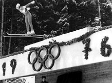 sports-ouverture-des-12e-jeux-olympiques-dhiver-a-innsbruck-en-autriche/1976w-city.gif.jpeg
