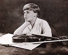 le-jeune-violoniste-yehudi-menuhin-10-ans-seduit-le-public-parisien/yehudi-menuhin-enfant.jpeg.jpeg