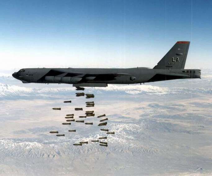 les-americains-bombardent-le-nord-viet-nam/b52-3a324545.jpg