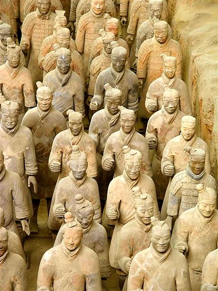 decouverte-du-tombeau-du-premier-empereur-chinois-qin-shi-huangdi/450px-terrakottaarmen.jpg