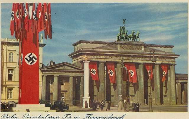 proclamation-du-troisieme-reich/brandenburger-tor-nazis-postcard2728.jpg