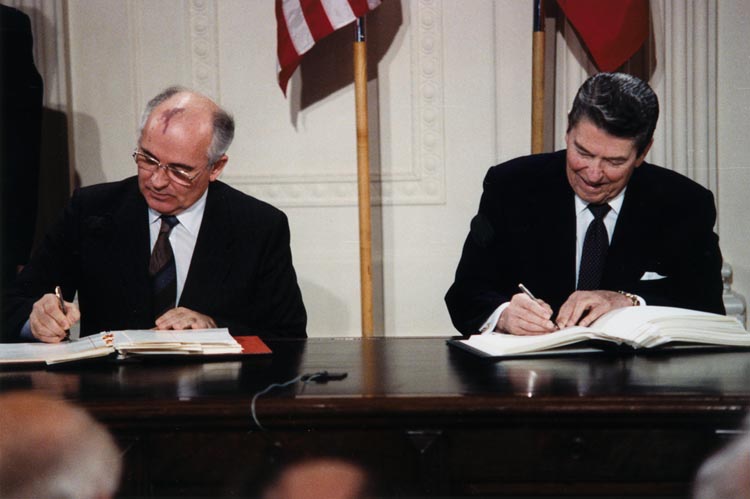 premiere-entente-de-desarmement-nucleaire/reagan-and-gorbachev-signing-gr37.jpg