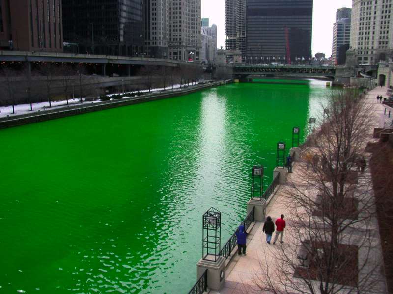 pele-mele-de-leau-verte-pour-la-st-patrick/chicago-river-dyed-green71.jpg