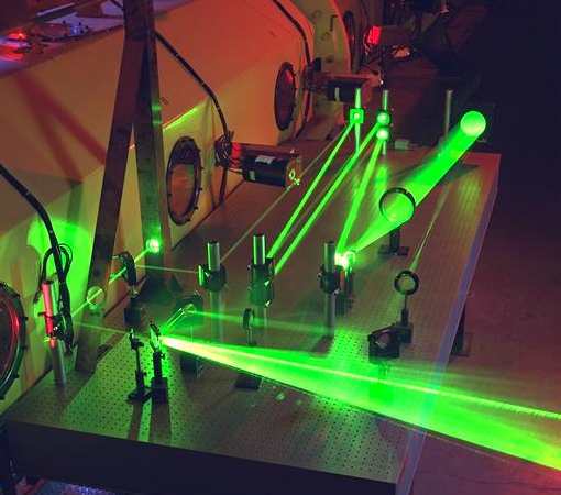 charles-townes-et-arthur-schawlow-recoivent-le-brevet-pour-le-laser/laser-optique.jpg