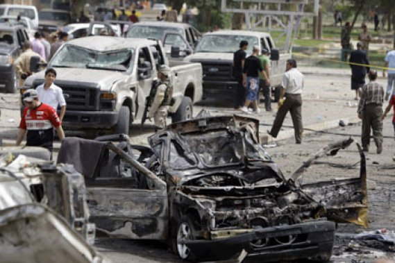 attentats-contre-des-ambassades-a-bagdad-42-morts-et-235-blesses/deux-voitures.jpg