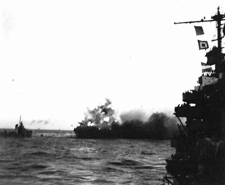 debut-de-la-bataille-de-la-mer-de-corail-entre-americains-et-japonais-dans-le-pacifique/727px-battlecoralsea45.jpg