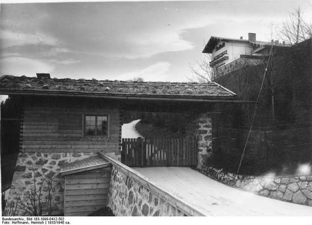 un-detachement-de-la-2e-division-blindee-du-general-leclerc-arrive-a-berchtesgaden-et-investit-le-berghof-dhitler/clip-image012.jpg