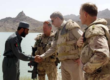en-afghanistan-visite-surprise-de-harper-a-kandahar/harper110.jpg